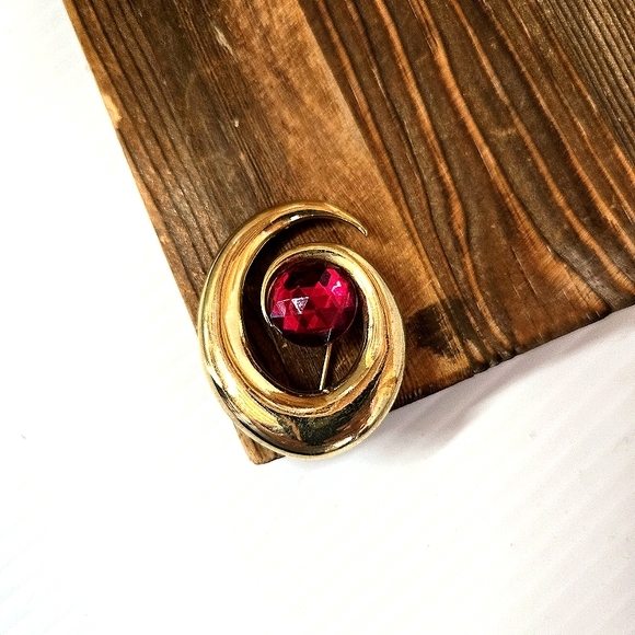 Vintage Gold and Red Brooch with Spiral Design - Picture 1 of 4